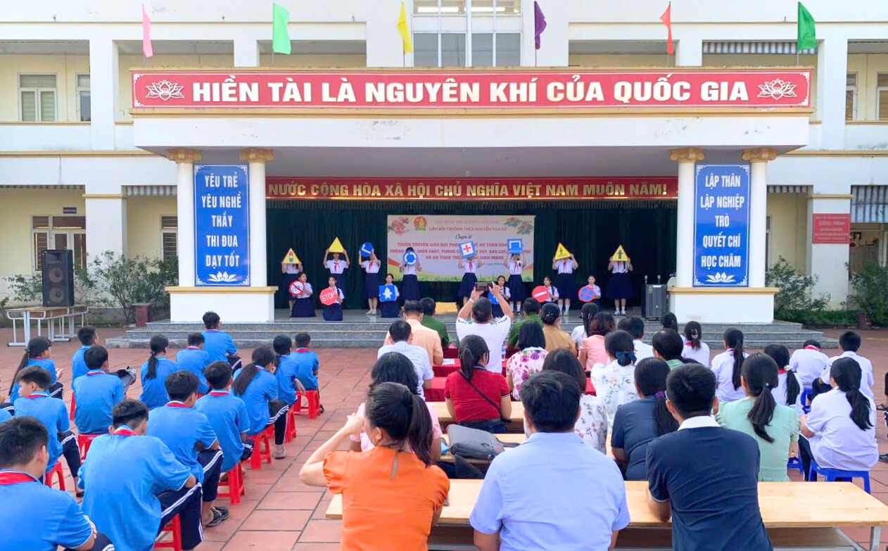 Học sinh Trường THCS Nguyễn Văn Cừ nói “không” với ma túy, lừa đảo mạng và vi phạm giao thông